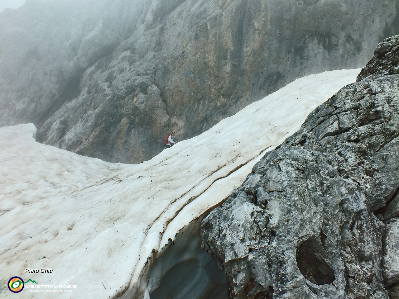 68 risaliamo aggirando il roccione strcarico di neve....JPG